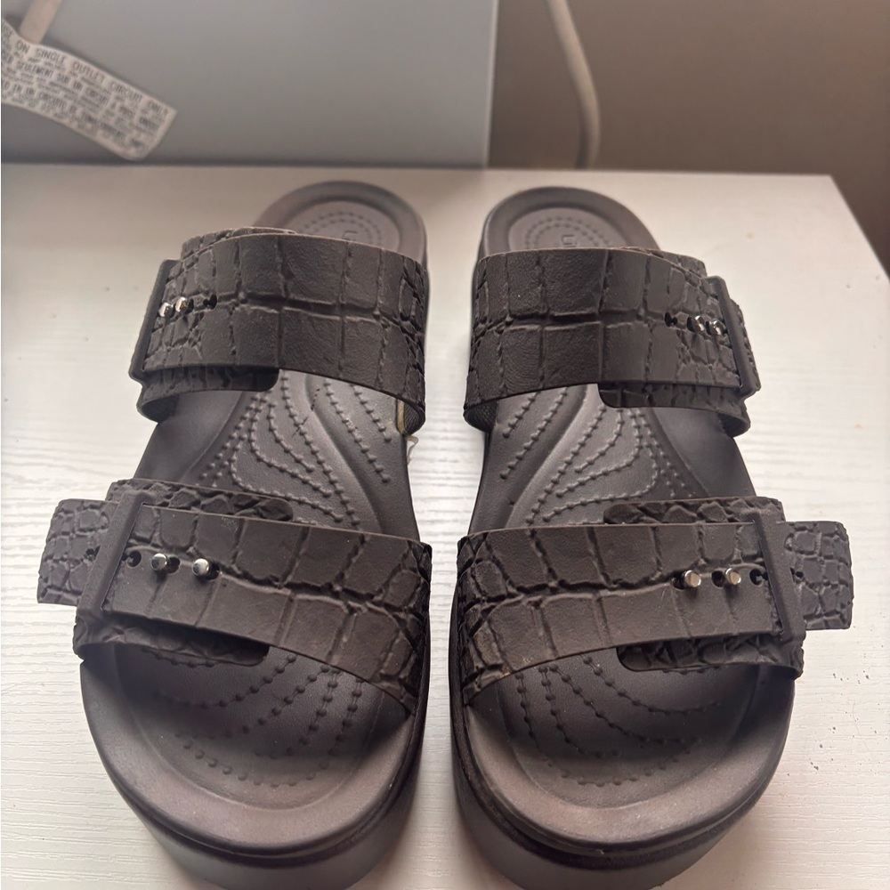 Brown Women’s CROCs lightly USED